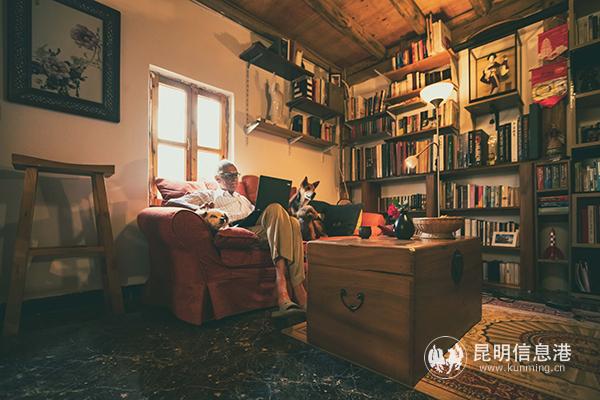 01 Patrick  works in his study. [Photo Wang Junyan] 