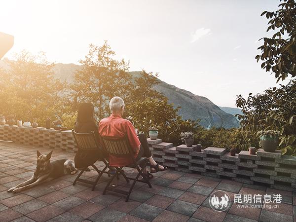 07 Patrick and his wife have a break and enjoy the sunset. [Photo Wang Junyan]