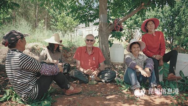 09 Patrick with villagers sings folk songs for amusement after tired work. [Photo Wang Junyan] 