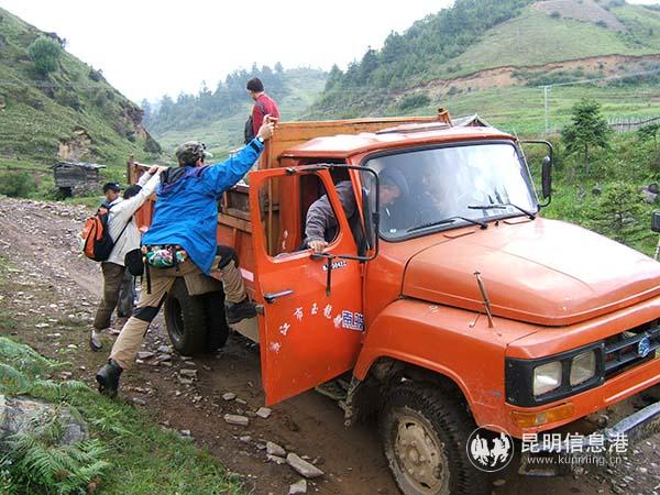 07 大家乘坐皮卡車去探訪傈僳族。后藤先生 攝