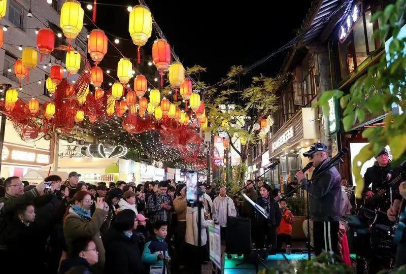 南強(qiáng)集市煙火升騰，人潮涌動(dòng)。(1)