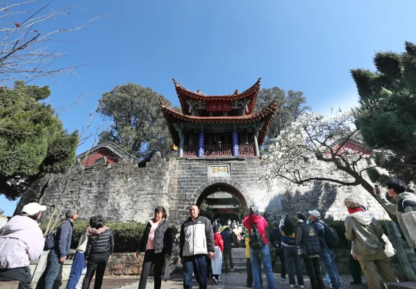 游客在金殿公園游覽。記者黃曉松 攝