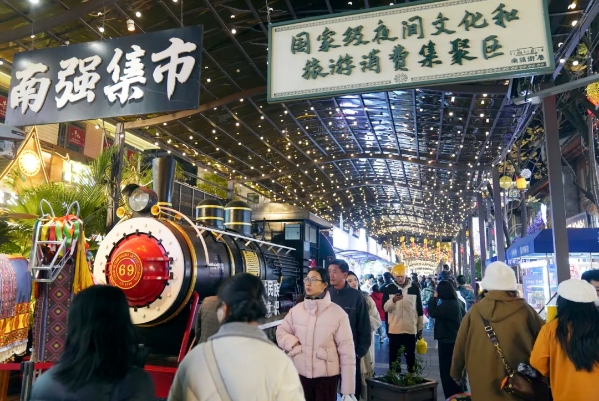 游客在南強(qiáng)街巷觀光游玩。新華社