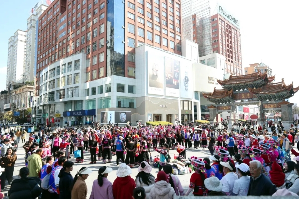 在南屏步行街中心廣場(chǎng)，民族打跳演出精彩紛呈。黃曉松 攝