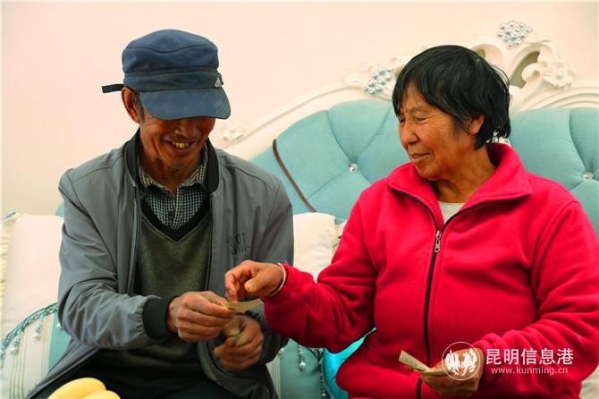 楊光明和妻子一起在看照片。記者甘凌菲 攝