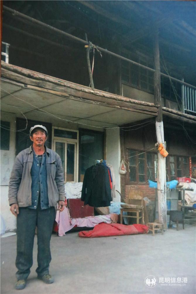 老房子要拆除前楊光明和房子的合影。記者甘凌菲翻拍