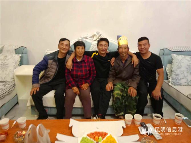 楊光明69歲生日時(shí)，家人給他舉行了一個(gè)小型的慶祝儀式。供圖