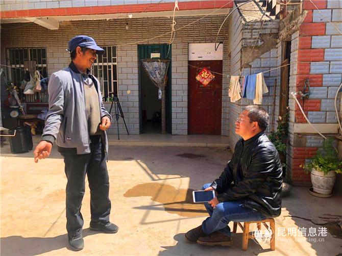 楊光明（左）在自家院子里與昆港記者熱情交流。記者甘凌菲 攝