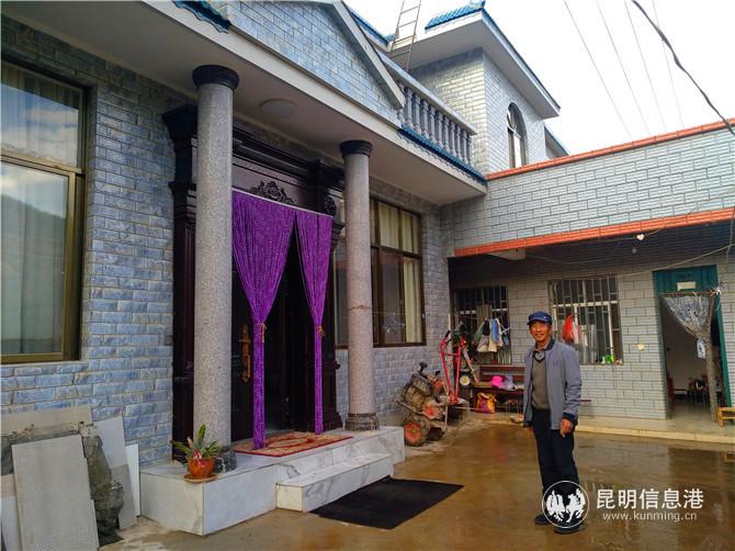 楊光明站在自家的院子里。記者江楓 攝