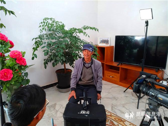 楊光明在自家的小洋樓客廳里接受采訪。記者江楓 攝