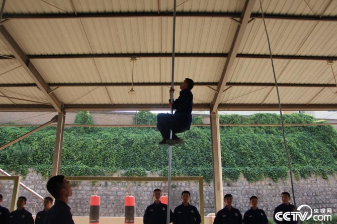 【追夢火焰藍】液壓擴張器變身“繡花針” 苦練技能做合格“守夜人”