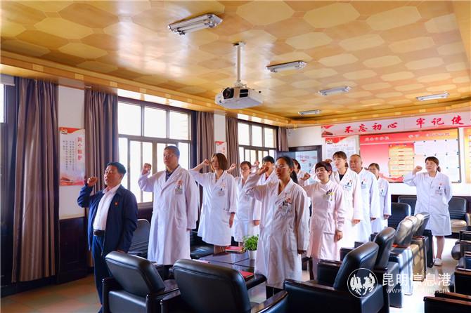 張漢存帶領(lǐng)其他黨員重溫入黨誓詞 記者曹月 攝 張漢存帶領(lǐng)其他黨員重溫入黨誓詞 記者曹月 攝