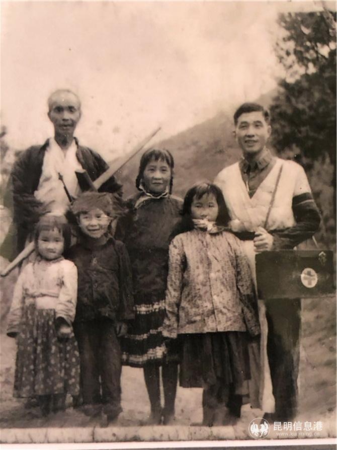張漢存(右一)當(dāng)赤腳醫(yī)生時(shí)與家人合照 張漢存(右一)當(dāng)赤腳醫(yī)生時(shí)與家人合照