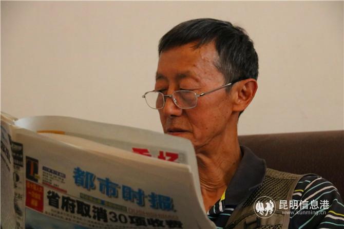 黃曙在翻看老報紙。記者甘凌菲 攝