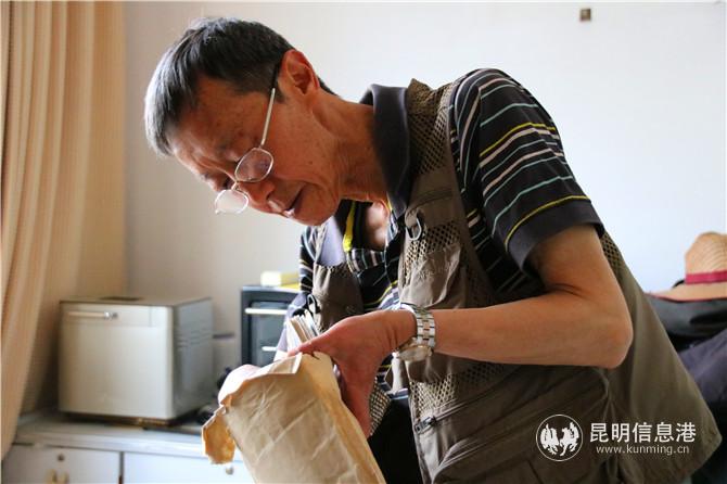 黃曙在翻找老照片。記者甘凌菲 攝