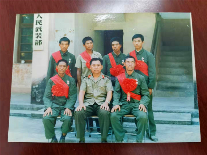 與當?shù)貞?zhàn)友合影 與當?shù)貞?zhàn)友合影