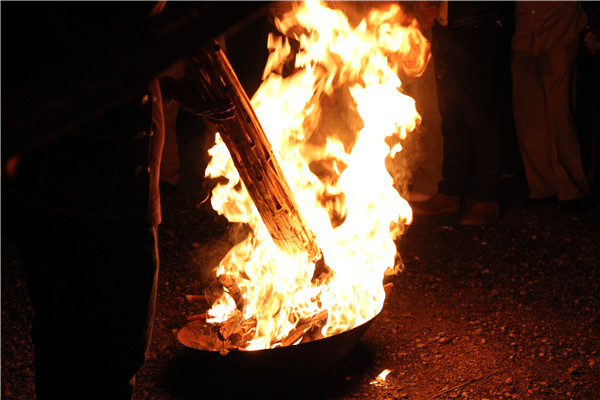 取火。記者薛江濤攝