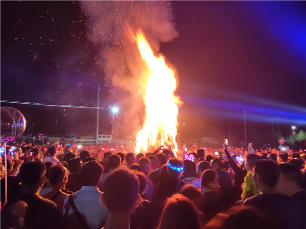 群眾載歌載舞。記者薛江濤攝