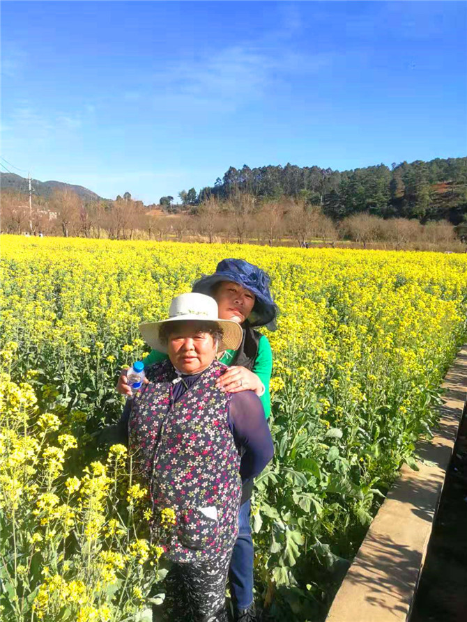 閑暇時(shí)，李瓊芳經(jīng)常與家人外出游玩。受訪者供圖