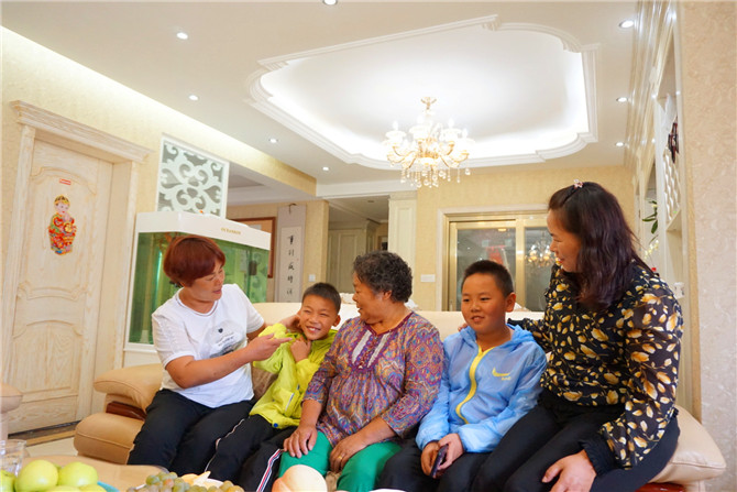 李瓊芳與女兒、孫子們。記者勞學(xué)麗 攝