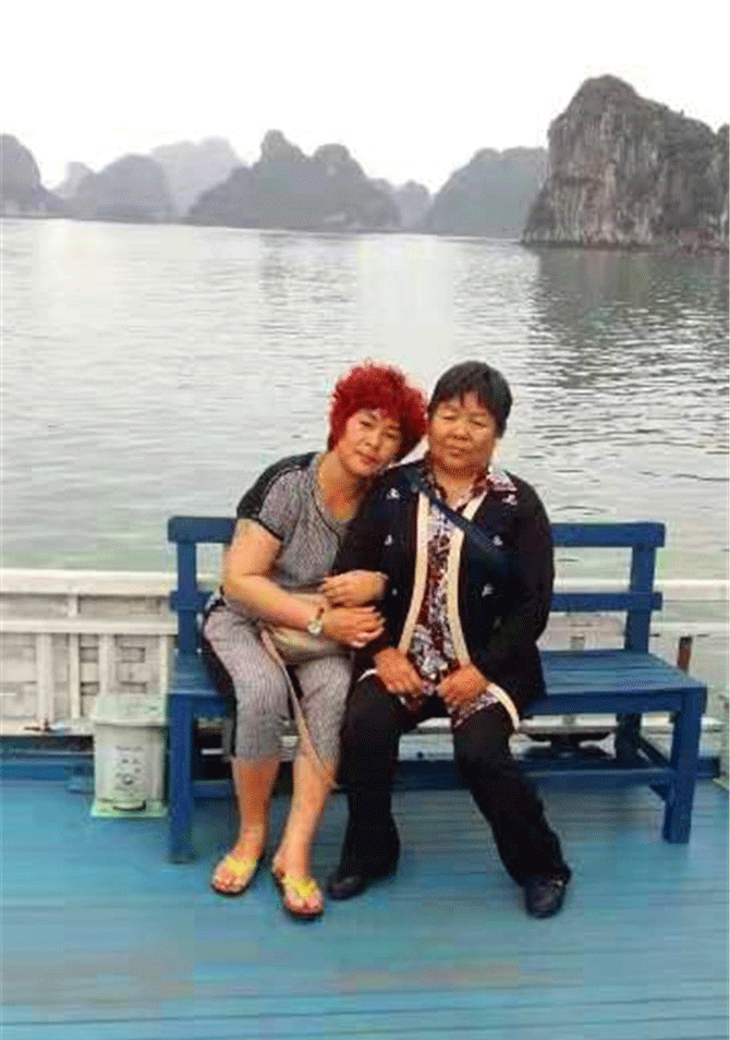 李瓊芳在旅游途中與女兒的合照。受訪者供圖