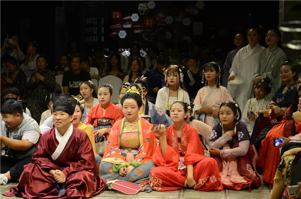 中國友人看孟加拉國朋友表演聚精會神。