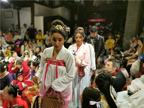 進(jìn)場看表演