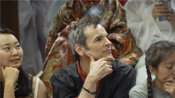 專心致志看表演