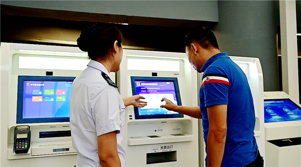 工作人員緊鑼密鼓調(diào)試設(shè)備2 工作人員緊鑼密鼓調(diào)試設(shè)備2