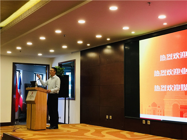 圖三 瑪拿國際負責人方澤華向嘉賓做推介