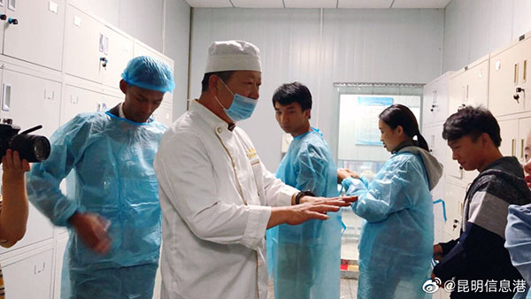 2 外國友人們跟隨烘焙師傅進入工作車間。記者金玉 攝