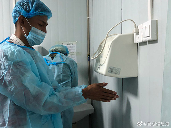 3 外國友人們按照嚴(yán)格的衛(wèi)生要求洗手、烘干。記者 金玉 攝
