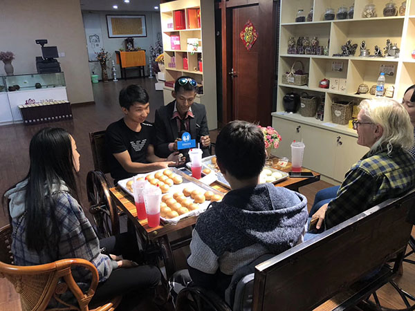 7 月餅出爐，外國友人們迫不及待地想嘗自己的“勞動成果”。 記者 蘇雯芊 攝