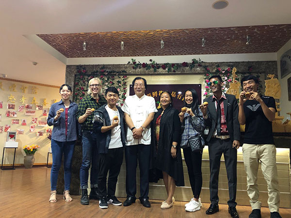 8 參加活動的外國友人與中國友人合影留戀。記者金玉 攝