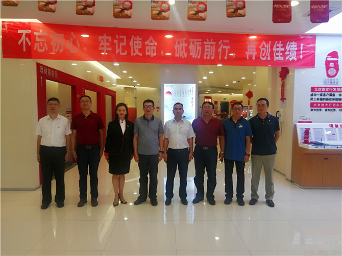 10日盤龍區(qū)區(qū)委書記孫杰在鼓樓街道辦和鳳凰社區(qū)的陪同下調(diào)研了北京路支行基層黨建聯(lián)盟工作