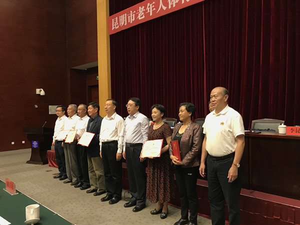 市老體協(xié)第七屆委員會名譽(yù)主席、顧問聘書頒發(fā)。記者俞逍 攝