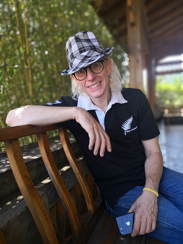 2 理查德參觀昆明虛寧寺。供圖