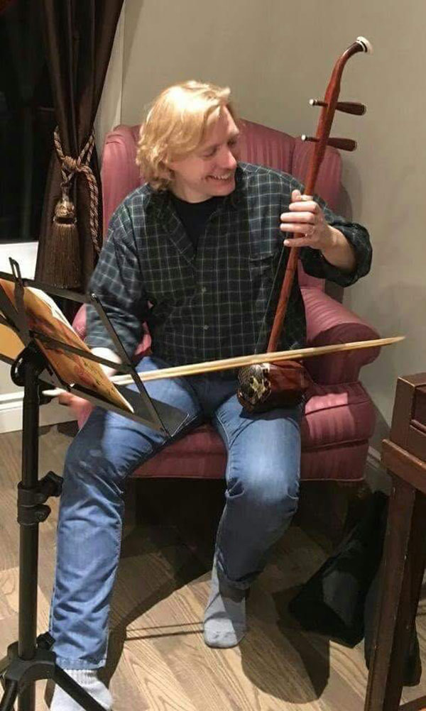 6 理查德正在認(rèn)真學(xué)習(xí)拉二胡。供圖