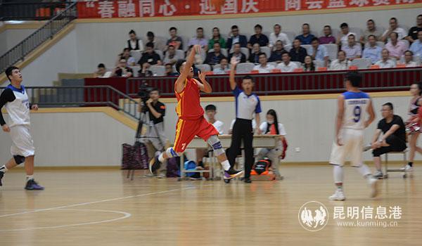 2 投籃瞬間。記者譚石艷 攝