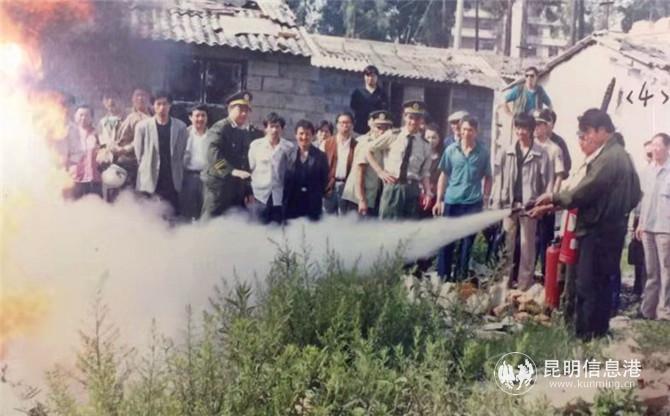 以前公安民警組織開展消防知識培訓(xùn)