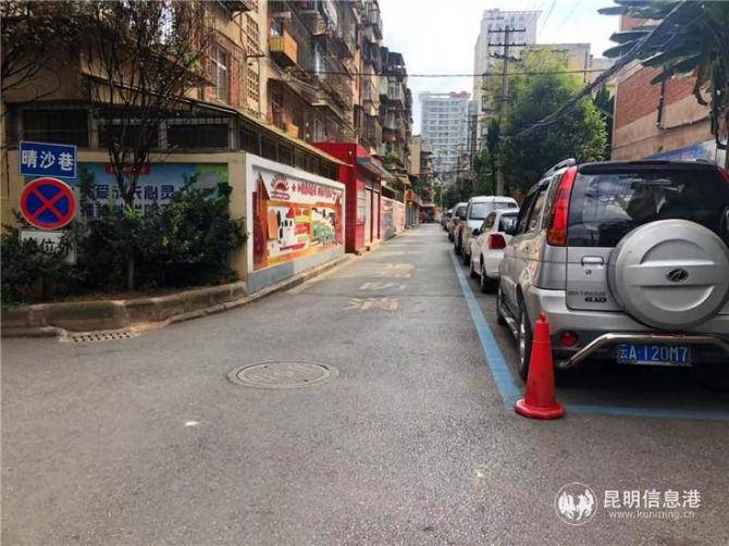 路面修補(bǔ)平整，車輛整齊停放。