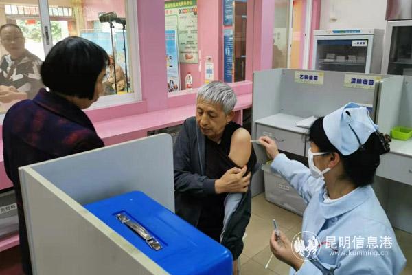 為老人接種疫苗。供圖