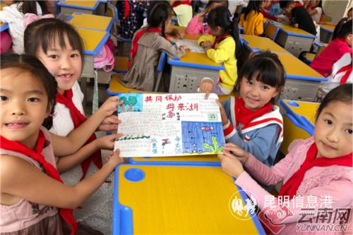 保護洱海從娃娃抓起 記者 李清 攝 保護洱海從娃娃抓起 記者 李清 攝