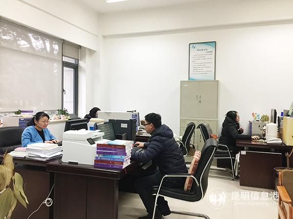 市統(tǒng)計(jì)局工作人員正在辦公。記者孫紅亮攝