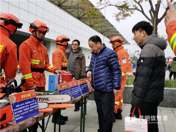 裝備展示區(qū)吸引了市民駐足觀看了解。