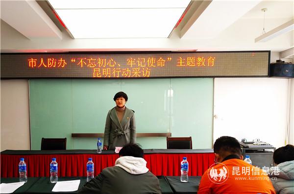 昆明市人防辦副主任張慧介紹情況。記者江楓攝