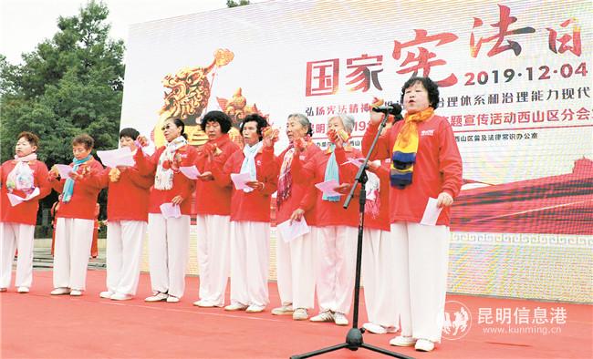 文藝隊群口快板宣傳憲法知識。記者黃曉松攝