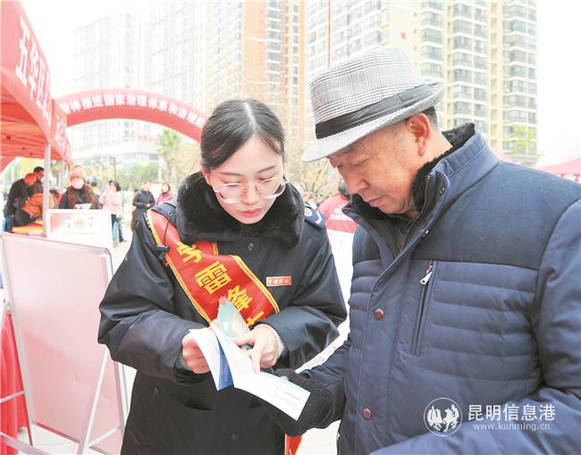 五華區(qū)分會場市民現(xiàn)場咨詢。 記者劉凱達(dá)攝