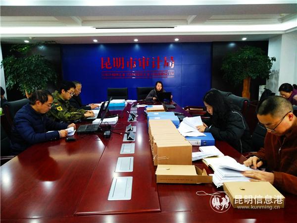 審計人員開展工作的情景。記者江楓攝