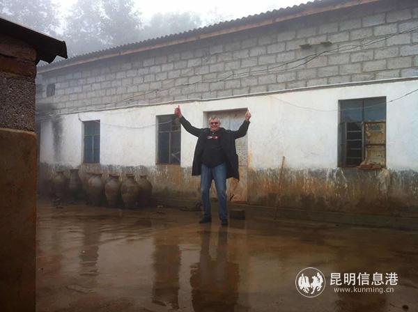 02 奈斯家以前的老房子以空心磚做墻，石棉瓦蓋頂。供圖